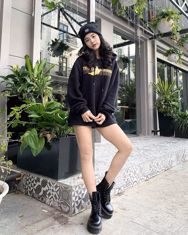 9 tháng mất tích, lượng followers trên Instagram chính chủ của hot girl Hàn Hằng ngày một giảm và thay vào đó, hàng loạt account giả mạo Hàn Hằng từ Facebook đến TikTok thay nhau xuất hiện.