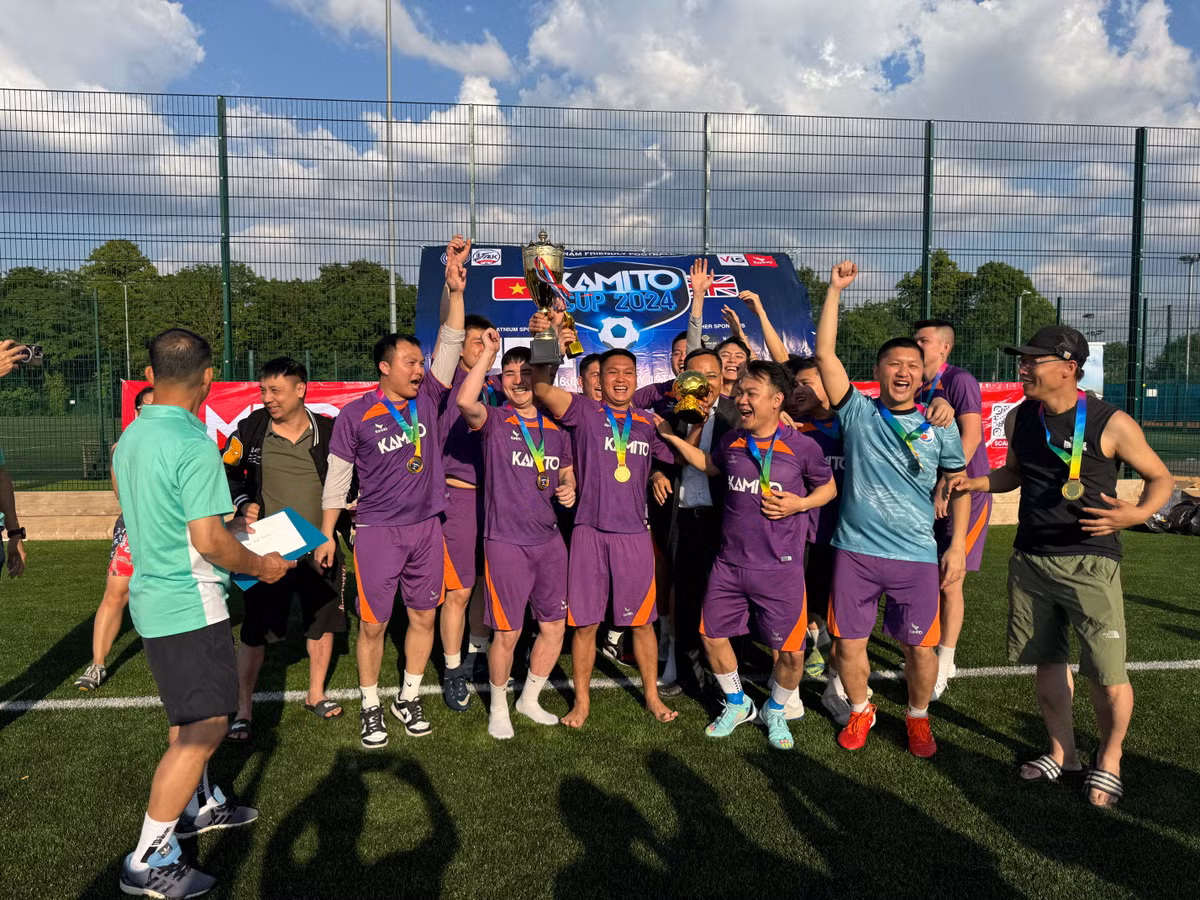 Soi dong giai bong da cong dong lon nhat cua nguoi Viet tai Anh-Hinh-4