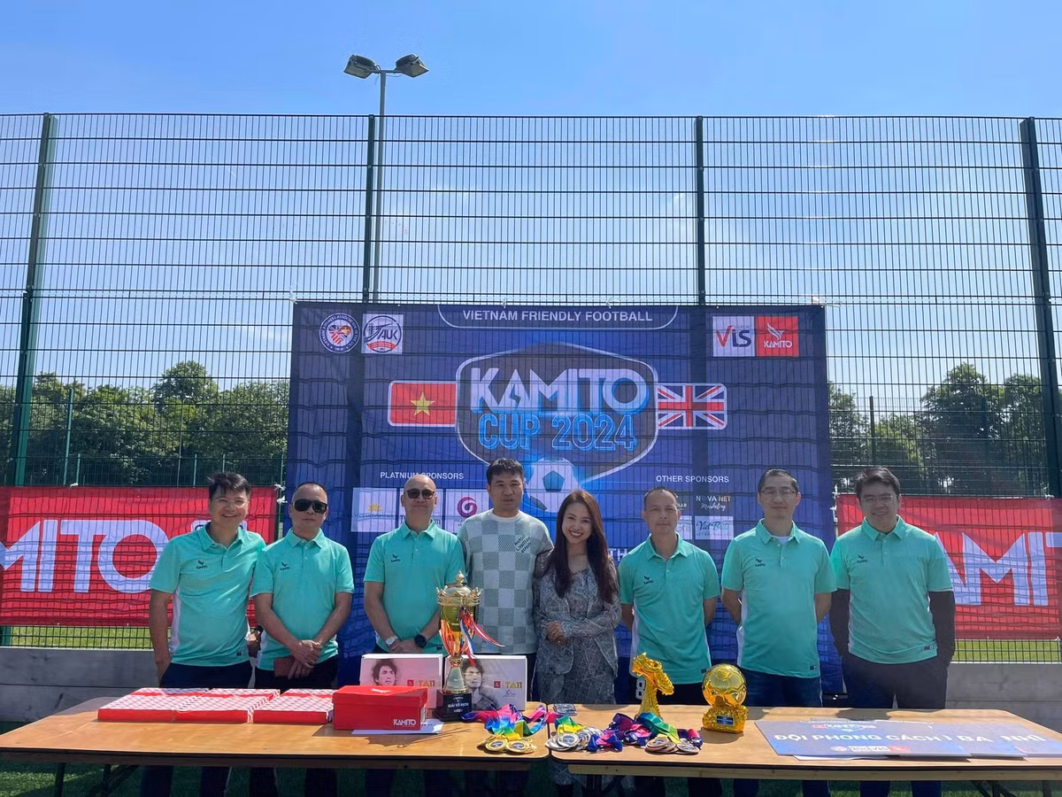 Soi dong giai bong da cong dong lon nhat cua nguoi Viet tai Anh