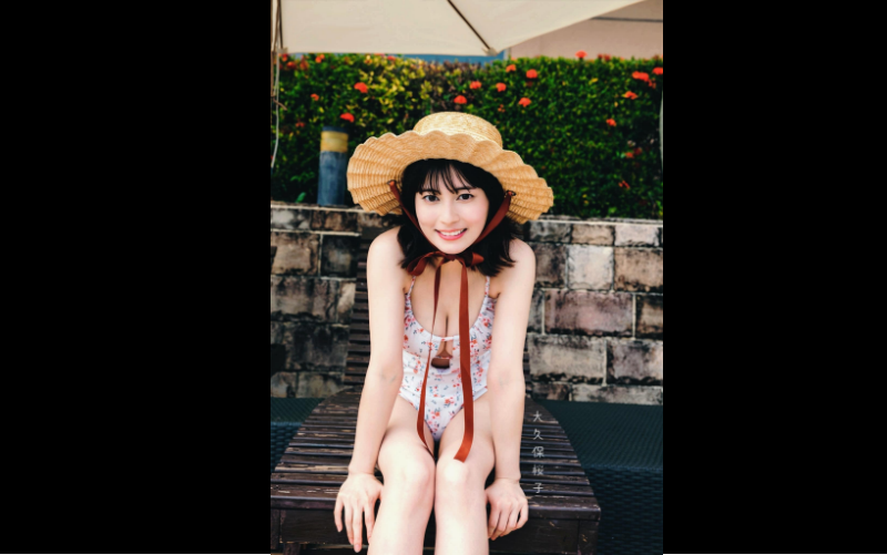 Sakuako sinh năm 1998 và dù còn rất trẻ, nhưng cô đã tham gia vào nhiều bộ phim nổi tiếng như Kamen Rider, BLACKFOX: Age of the Ninja, và Bảy thám tử.