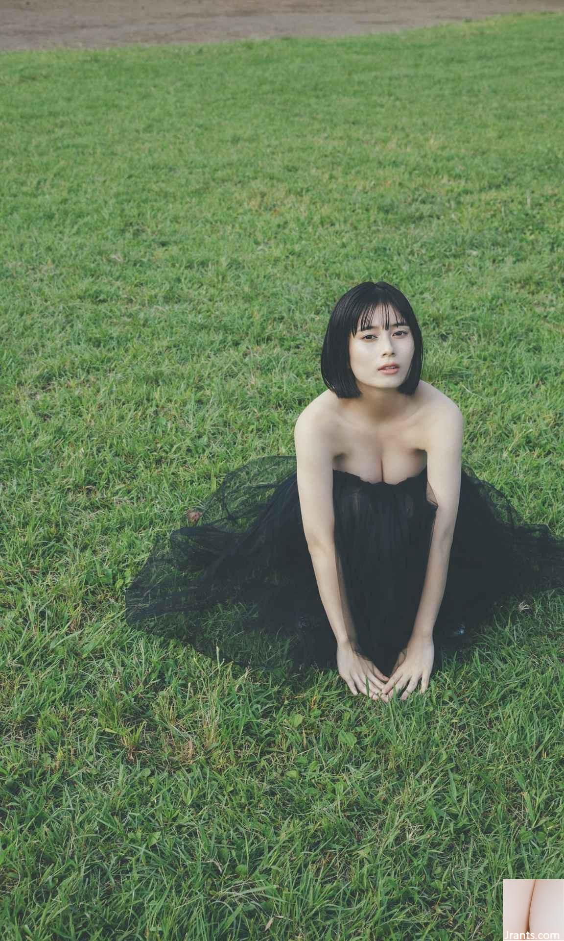 Tại độ tuổi 25, cô nàng Nhật Bản này toả sáng như mặt trời với gương mặt tươi tắn, thần thái cuốn hút và thân hình hoàn hảo. Mặc dù chỉ cao 1,52m, Sakuako luôn tận dụng cách thức ăn mặc thông minh để tạo sự thăng hoa cho chiều cao của mình, thường diện quần cạp cao, croptop, chân váy ngắn và nhiều trang phục khác.