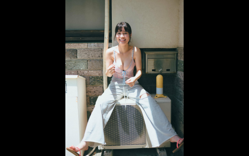 Chính nữ diễn viên và người mẫu nổi tiếng Okubo Sakuako của Nhật Bản đã xuất hiện trong hình ảnh đó. Mặc dù chỉ cao 1,52m, nhưng cô nổi bật với gương mặt búp bê và vòng 1 "ngoại cỡ" cực kỳ quyến rũ.