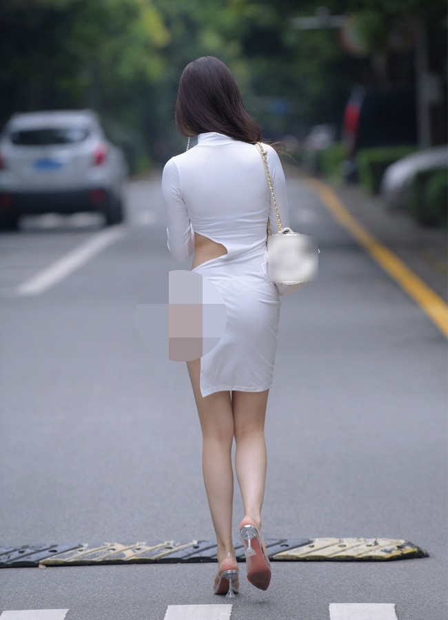 Không chỉ thế, chất liệu vải dễ nhăn, khó hút mồ hôi, tạo cảm giác bí bách, không thoải mái cũng là một điểm trừ cho outfit trên.