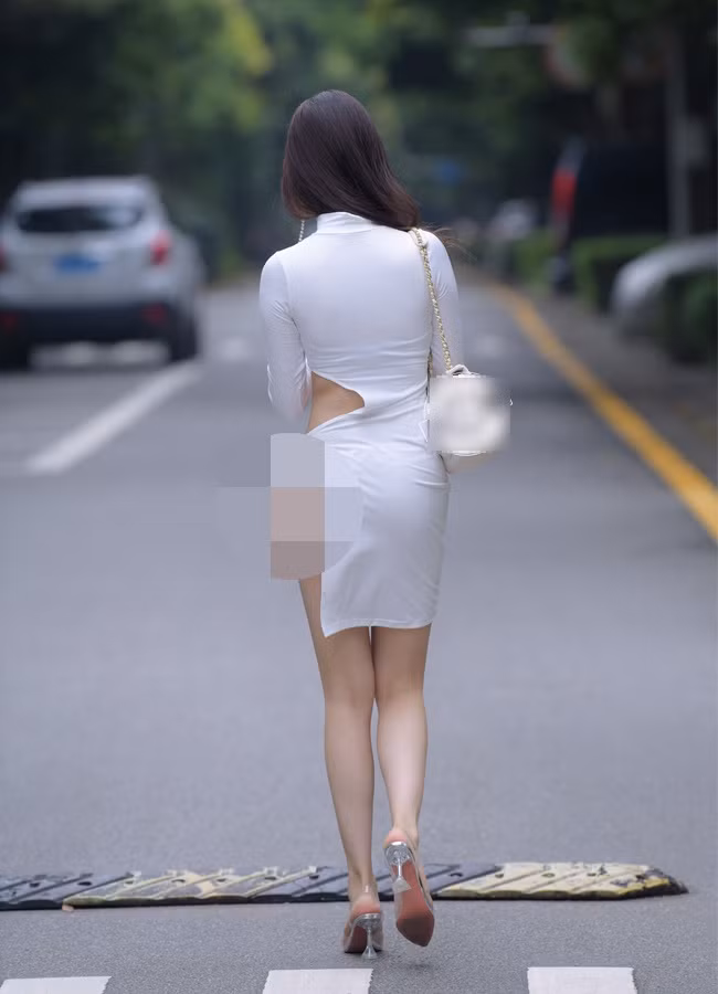 Không chỉ thế, chất liệu vải dễ nhăn, khó hút mồ hôi, tạo cảm giác bí bách, không thoải mái cũng là một điểm trừ cho outfit trên.