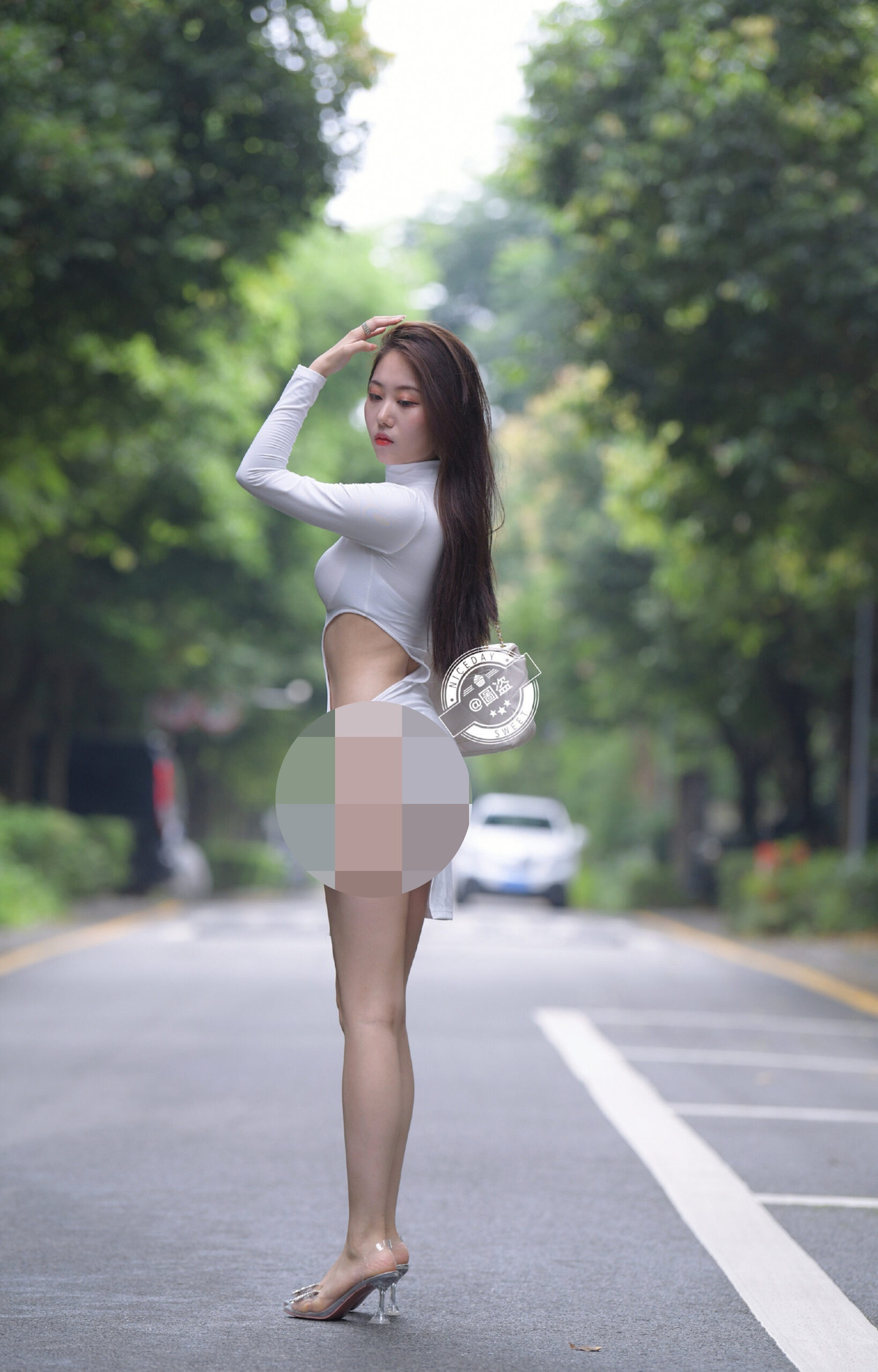 Hoặc khi đứng lên ngồi xuống, chiếc váy sẽ bị co lại khiến chủ nhân dễ bị lộ điểm nhạy cảm, kém duyên.