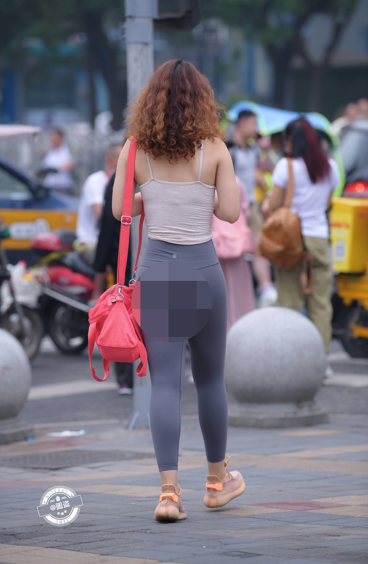 Khi bạn mặc đẹp, thanh lịch, tất nhiên hình ảnh của bạn sẽ được mọi người khen ngợi. Khi bạn mặc gợi cảm quá mức, trang phục quá ngắn, kiệm vải… thì sự chú ý đổ dồn vào bạn là những bình luận tiêu cực, chê bai.