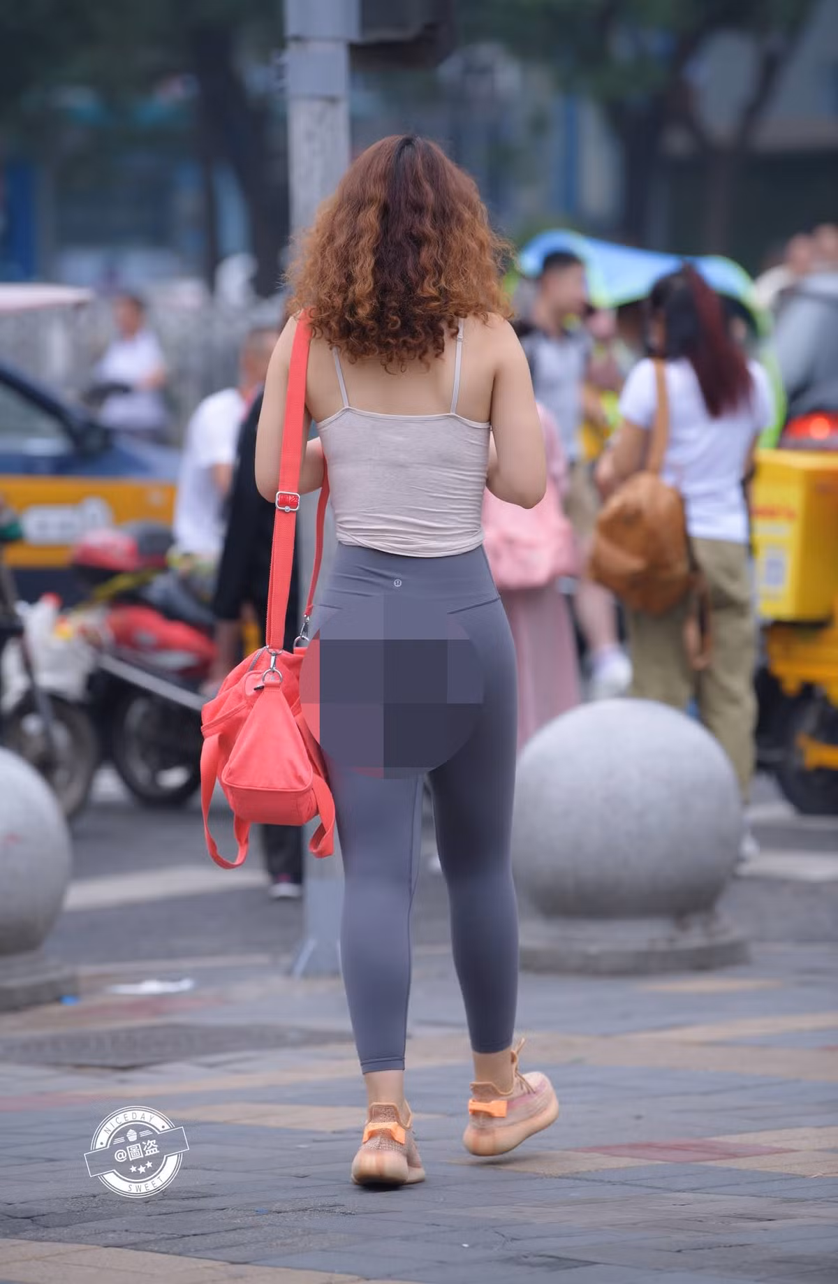 Khi bạn mặc đẹp, thanh lịch, tất nhiên hình ảnh của bạn sẽ được mọi người khen ngợi. Khi bạn mặc gợi cảm quá mức, trang phục quá ngắn, kiệm vải… thì sự chú ý đổ dồn vào bạn là những bình luận tiêu cực, chê bai.