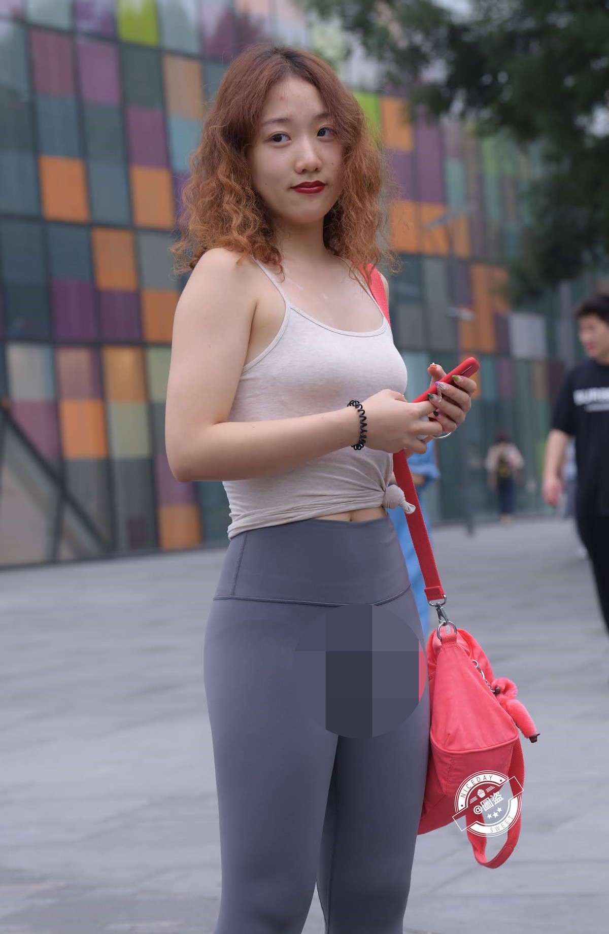 Thay vì diện những đồ bình thường như váy hay quần jean để tránh việc lộ hàng không đáng có, cô gái trên lại diện lên mình chiếc quần bó sát để rồi rơi vào cảnh khó đỡ.