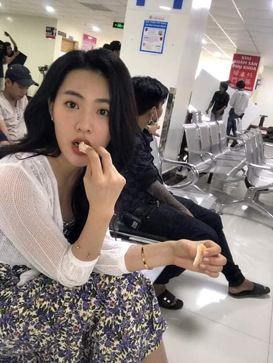 Chẳng mất quá nhiều thời gian, danh tính cô gái ngồi ăn trong bệnh viện đã được dân tình tìm ra. Tưởng là gương mặt nào xa lạ, hóa ra cô bạn này là Minh Trang, nữ chính trong bộ phim từng ra rạp có tên "Tháng 5 để dành", nằm trong series phim về "Thanh xuân vườn trường".