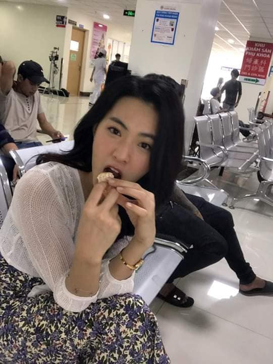 Ngay sau khi bức ảnh cô gái ngồi ăn trong bệnh viện được đăng tải, ngoài việc chia sẻ lên nhiều fanpage khác nhau. Dân tình cũng "sắn tay" để truy tìm info của cô nàng.