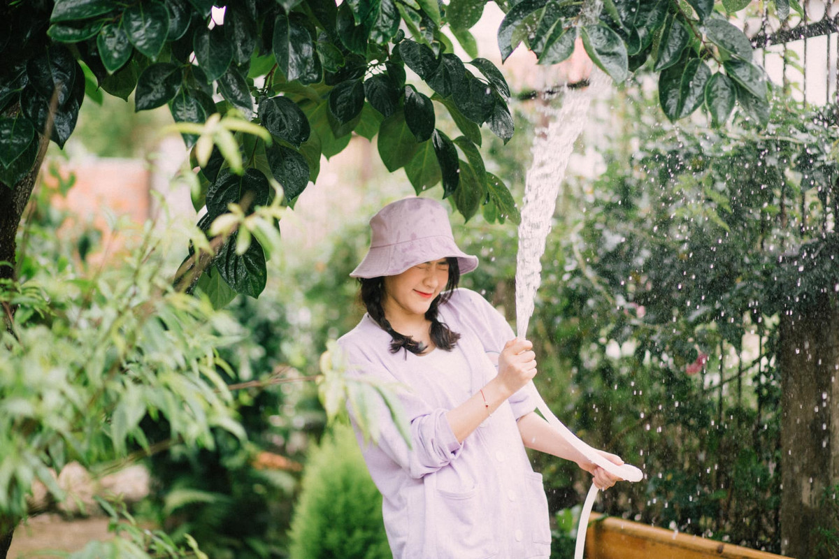 Cụ thể, Minh Trang từng chia sẻ: "Lúc đầu tôi bị sốc nặng trước những lời gạ gẫm đó nhưng sau này quá quen rồi thì tôi vào và xóa hết những tin nhắn ấy đi. Có nhiều người còn gọi điện thoại cho tôi nữa, tôi sợ quá cúp máy luôn và chặn luôn số điện thoại đó. Tôi không nghĩ có những chuyện kinh khủng như vậy lại xảy ra trong cuộc đời mình".