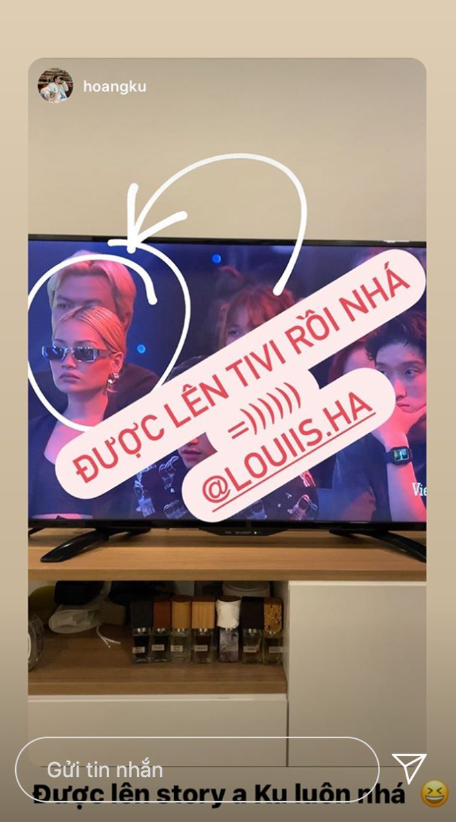 Trên Facebook, một số dân mạng để lại bình luận về nữ khán giả "cool ngầu" trên: "Nhìn bạn này như muốn lên sân khấu diễn luôn ấy", "Cool quá, nhìn qua tưởng celeb nào", "Bạn này như thanh tra dự giờ ấy nhỉ, mặt nhìn đăm đăm ngầu dã man", "giám khảo thứ 3 đây à".