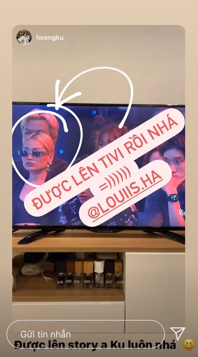 Trên Facebook, một số dân mạng để lại bình luận về nữ khán giả "cool ngầu" trên: "Nhìn bạn này như muốn lên sân khấu diễn luôn ấy", "Cool quá, nhìn qua tưởng celeb nào", "Bạn này như thanh tra dự giờ ấy nhỉ, mặt nhìn đăm đăm ngầu dã man", "giám khảo thứ 3 đây à".