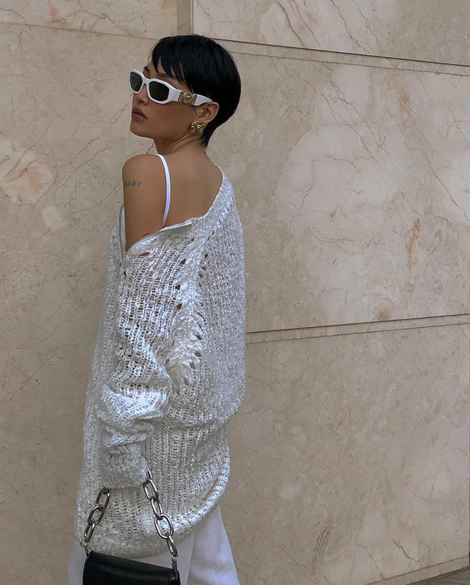 Theo truy tìm của dân mạng, tưởng nữ khán giả Rap Việt trên là "người lạ ơi" nhưng hóa ra lại vô cùng nổi tiếng có tên Louis Hà - một gái xinh khá đình đám trên MXH.