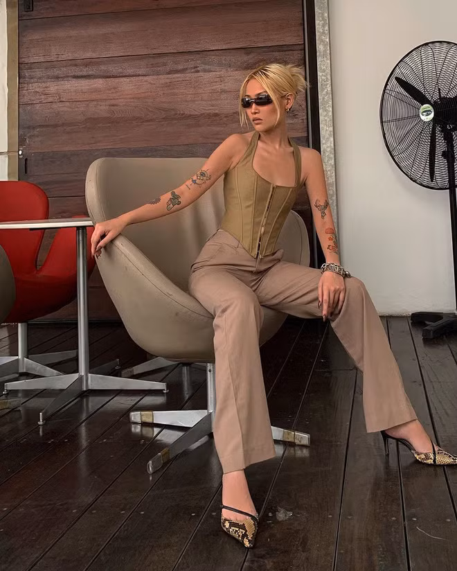 Louis Hà cũng là thành viên của 42thehoods - hội bạn thân quy tụ toàn những trai xinh gái đẹp.