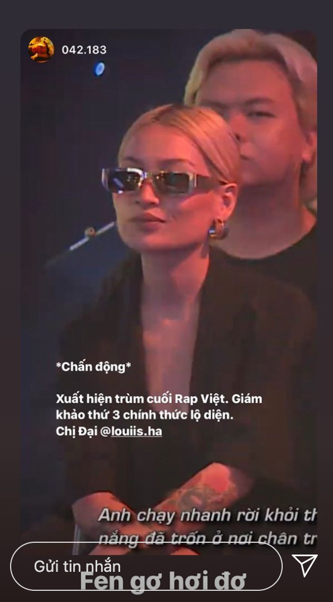 Hình ảnh của nữ khán giả Rap Việt với thần thái "cool ngầu" ngay lập tức được CĐM truyền tay nhau và một câu hỏi được đặt ra: "Cô gái đó là ai?, thân thế ra sao?".