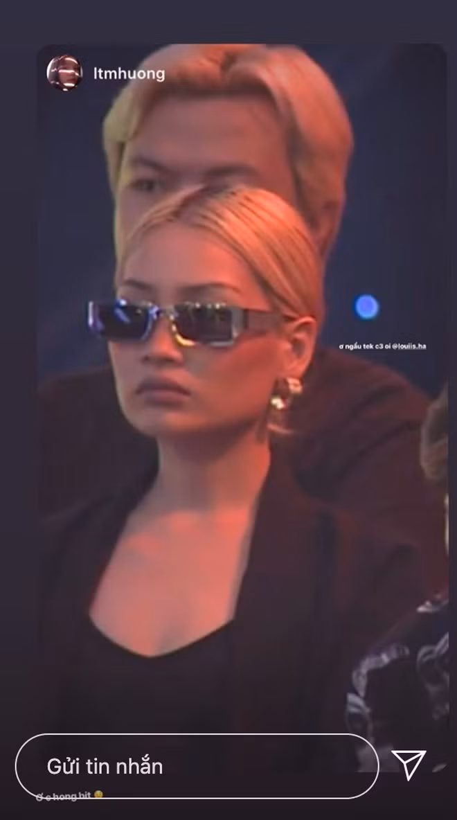  Rap Việt trở thành gameshow truyền hình có lượt xem khủng nhờ những phần thi gây cấn, giàu cảm xúc trong vòng đối đấu của các thí sinh. Bên cạnh đó, những yếu tố ngoài lề của chương trình này cũng thu hút sự chú ý đặc biệt của CĐM, điển hình như việc xuất hiện của một nữ khán giả với phong cách vô cùng "cool ngầu" mới đây.