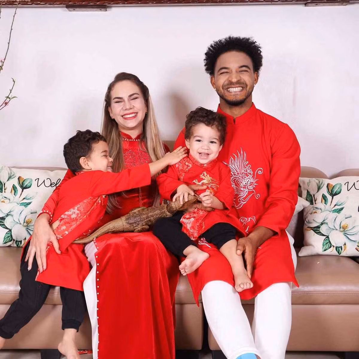 Cụ thể, Xuân Son nhắn nhủ đến vợ: "Cảm ơn em vì đã là người phụ nữ tuyệt vời, luôn bên anh dù vui hay khó khăn. Em là món quà Chúa ban cho cuộc đời anh, anh chỉ mong được sống trọn từng giây bên em và các con".