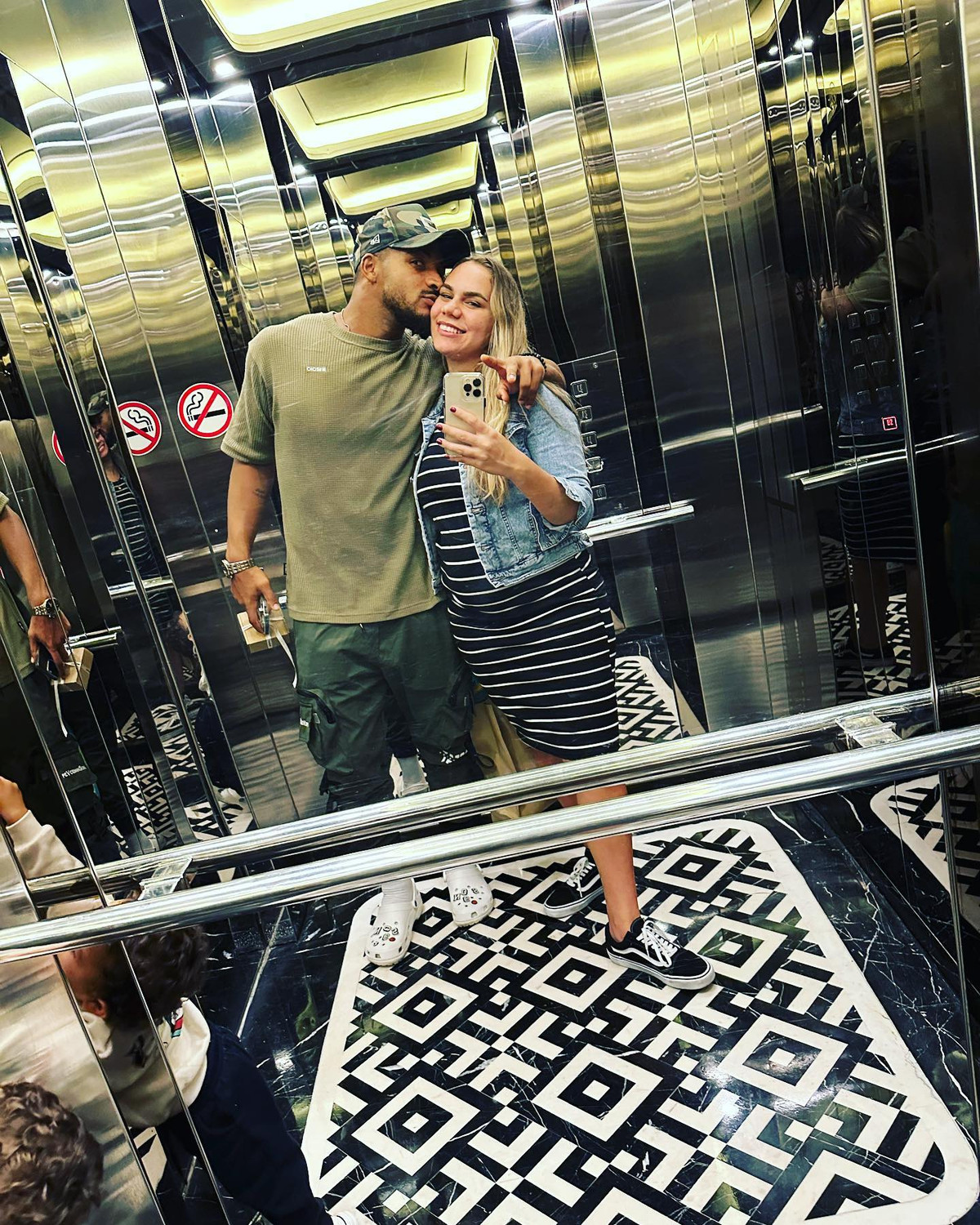 Nam cầu thủ khẳng định tình yêu dành cho vợ, đồng thời mong cô có một ngày sinh nhật thật vui vẻ và trọn vẹn.