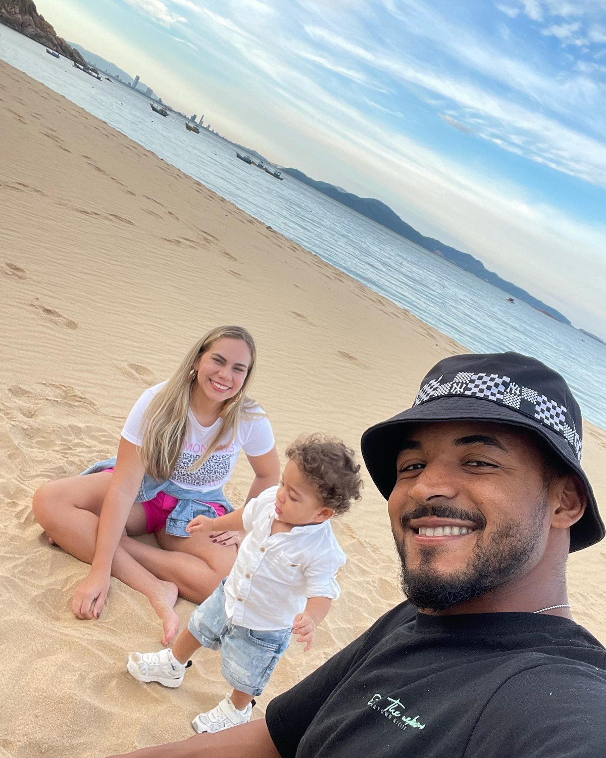 Dưới bài đăng, người hâm mộ liên tục gửi lời chúc tốt đẹp đến bà xã anh.