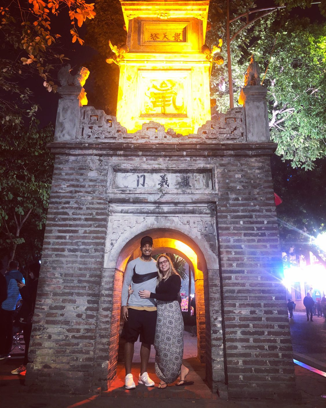 "Em rất quan trọng với anh. Cảm ơn vì luôn tin tưởng, đồng hành cùng anh trong những khoảnh khắc tồi tệ lẫn tốt đẹp nhất của cuộc đời. Em là lựa chọn đúng đắn nhất của anh, và anh vẫn luôn yêu em như vậy". Xuân Son viết.