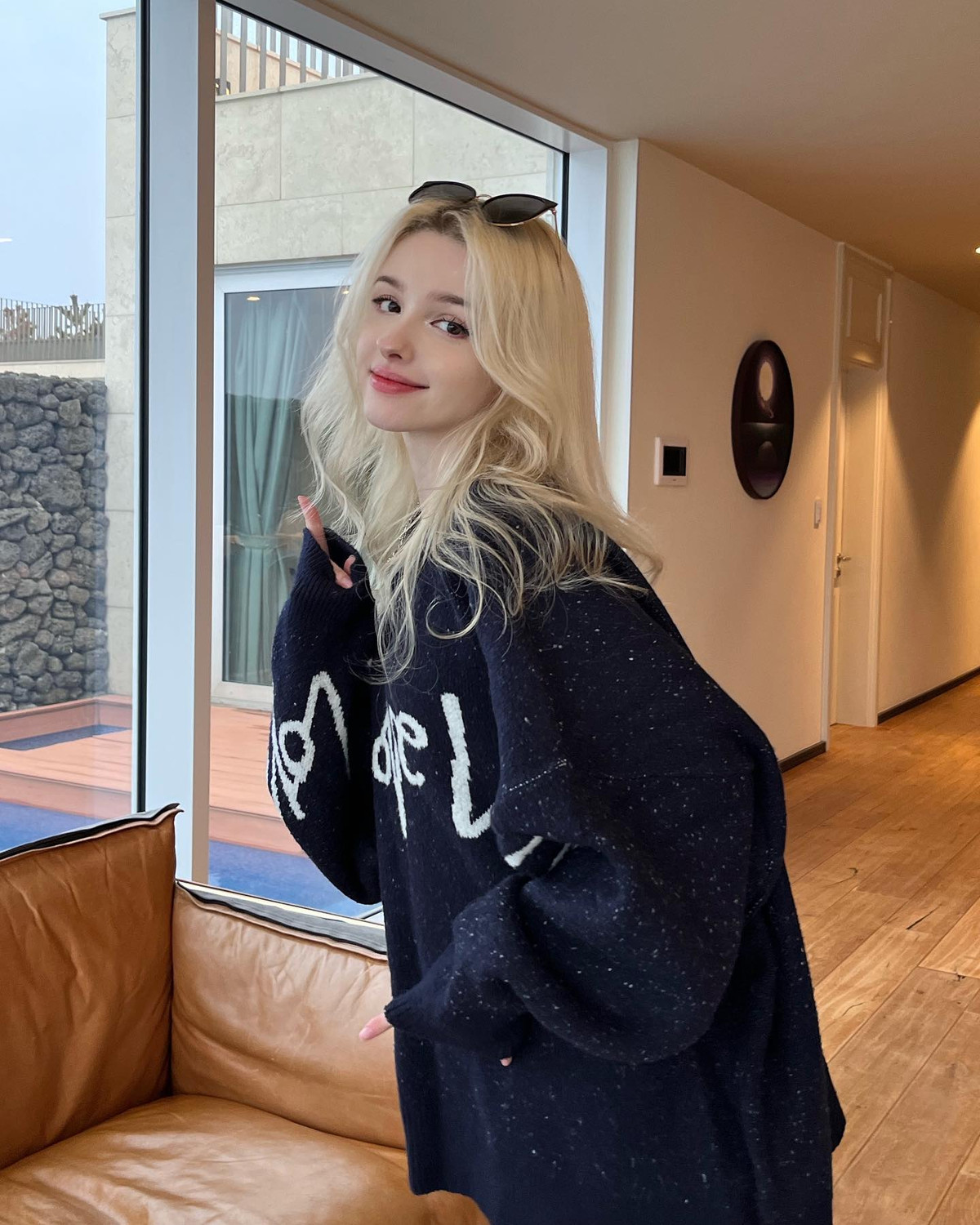 Với sống mũi cao vời vợi, đôi mắt to sâu, gương mặt nhỏ nhắn, tóc nâu và vòng eo cực nhỏ... Elina toả sáng trong mọi khung hình.