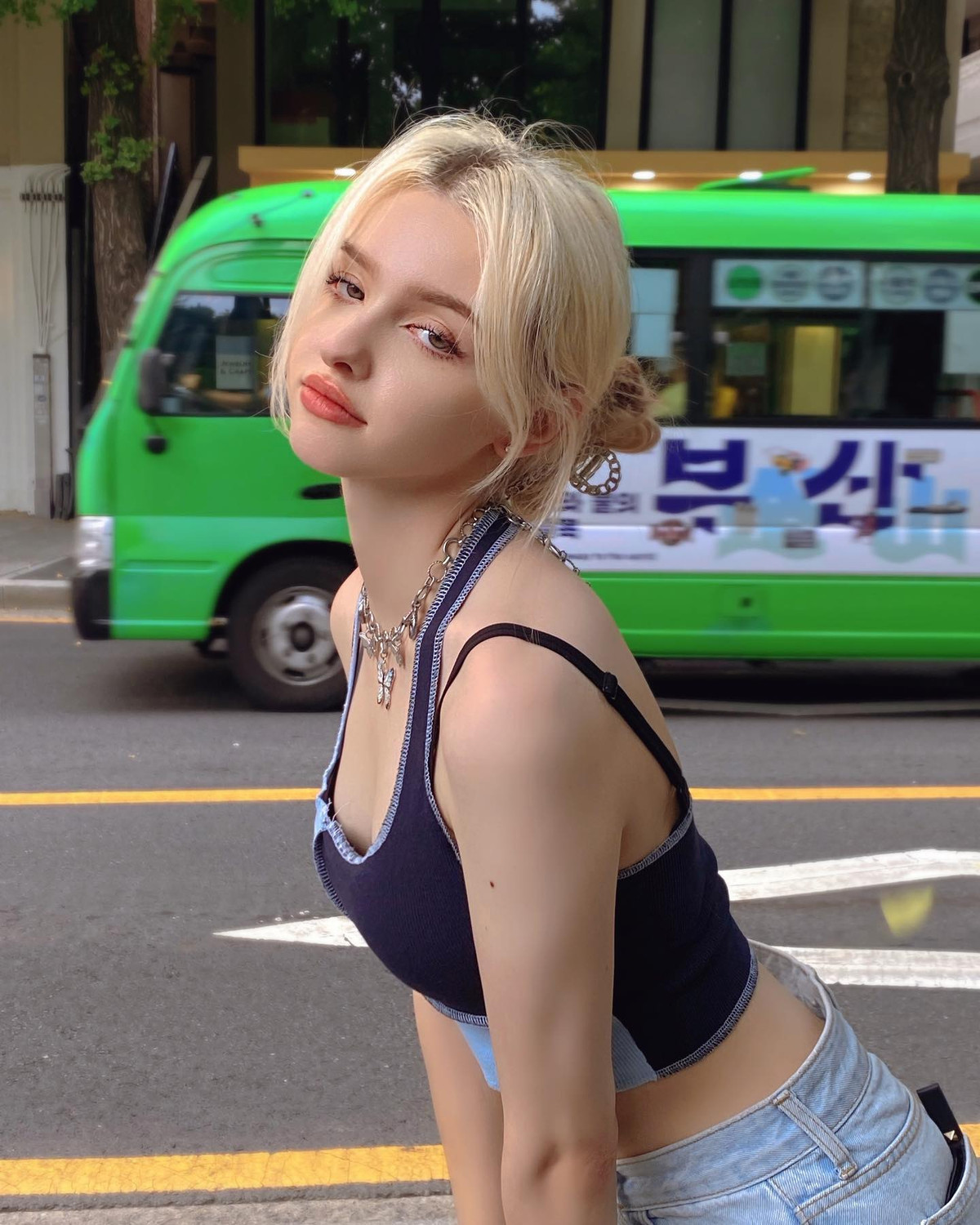 Điều khiến dân mạng thích Elina hơn cả giọng hát của cô bạn là ngoài hình xinh đẹp đúng kiểu búp bê.