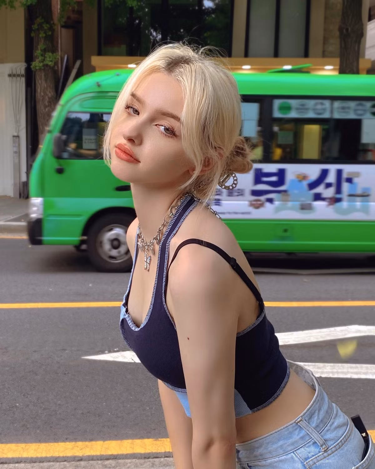 Điều khiến dân mạng thích Elina hơn cả giọng hát của cô bạn là ngoài hình xinh đẹp đúng kiểu búp bê.