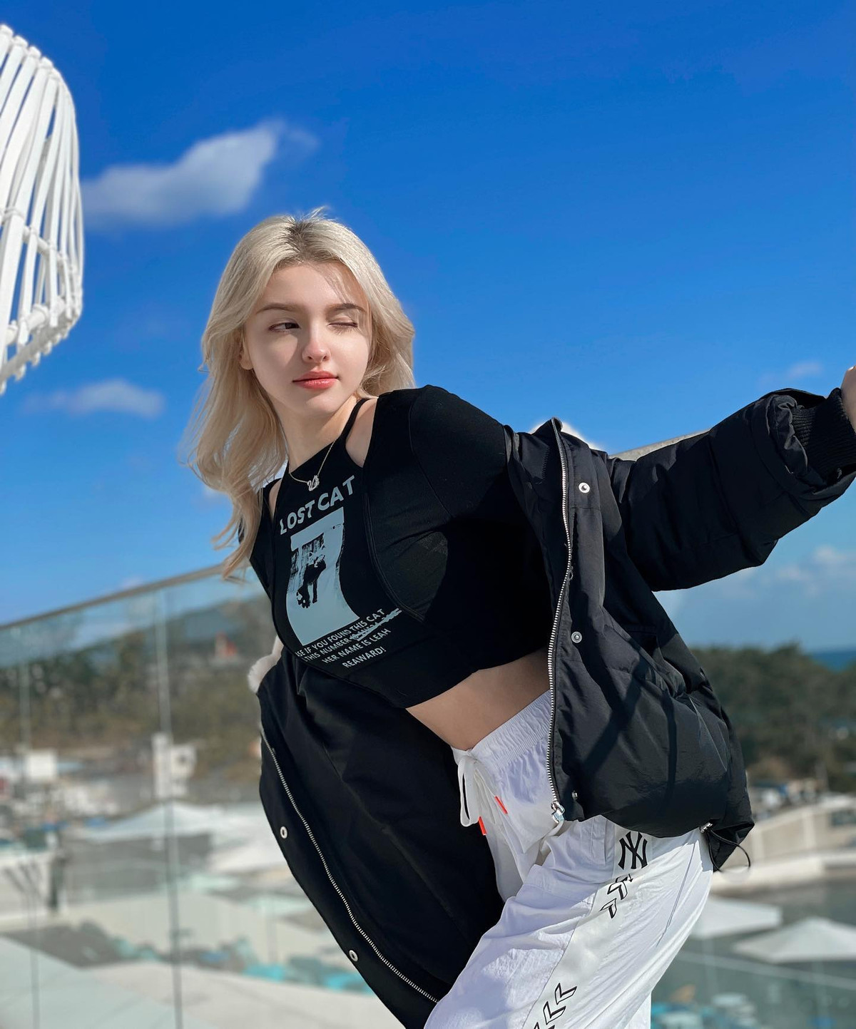 Không chỉ vậy, người đẹp còn sử dụng Tik Tok và đã có hơn 10 triệu người theo dõi. Cô cũng được biết tới ở Việt Nam, Trung Quốc, Nhật Bản.