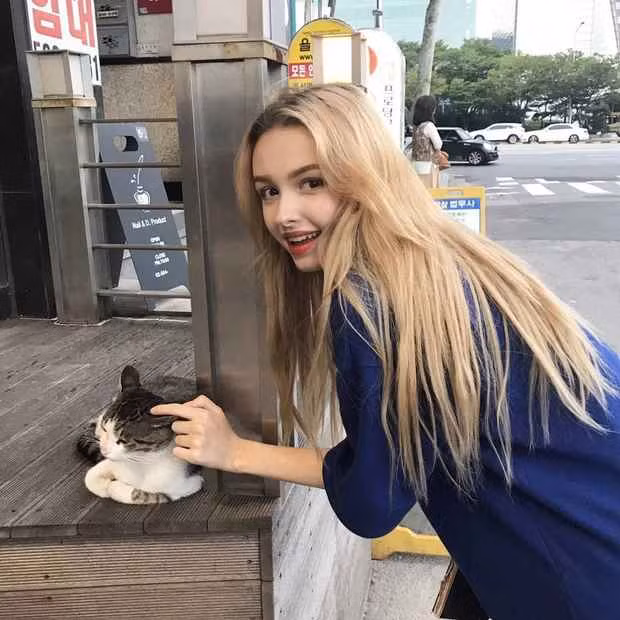 Elina thoải mái diện những gì mình muốn và biến hóa hình ảnh của bản thân. Bởi vây, cư dân mạng thấy cô khi thì năng động, trẻ trung, khi khác lại quyến rũ.