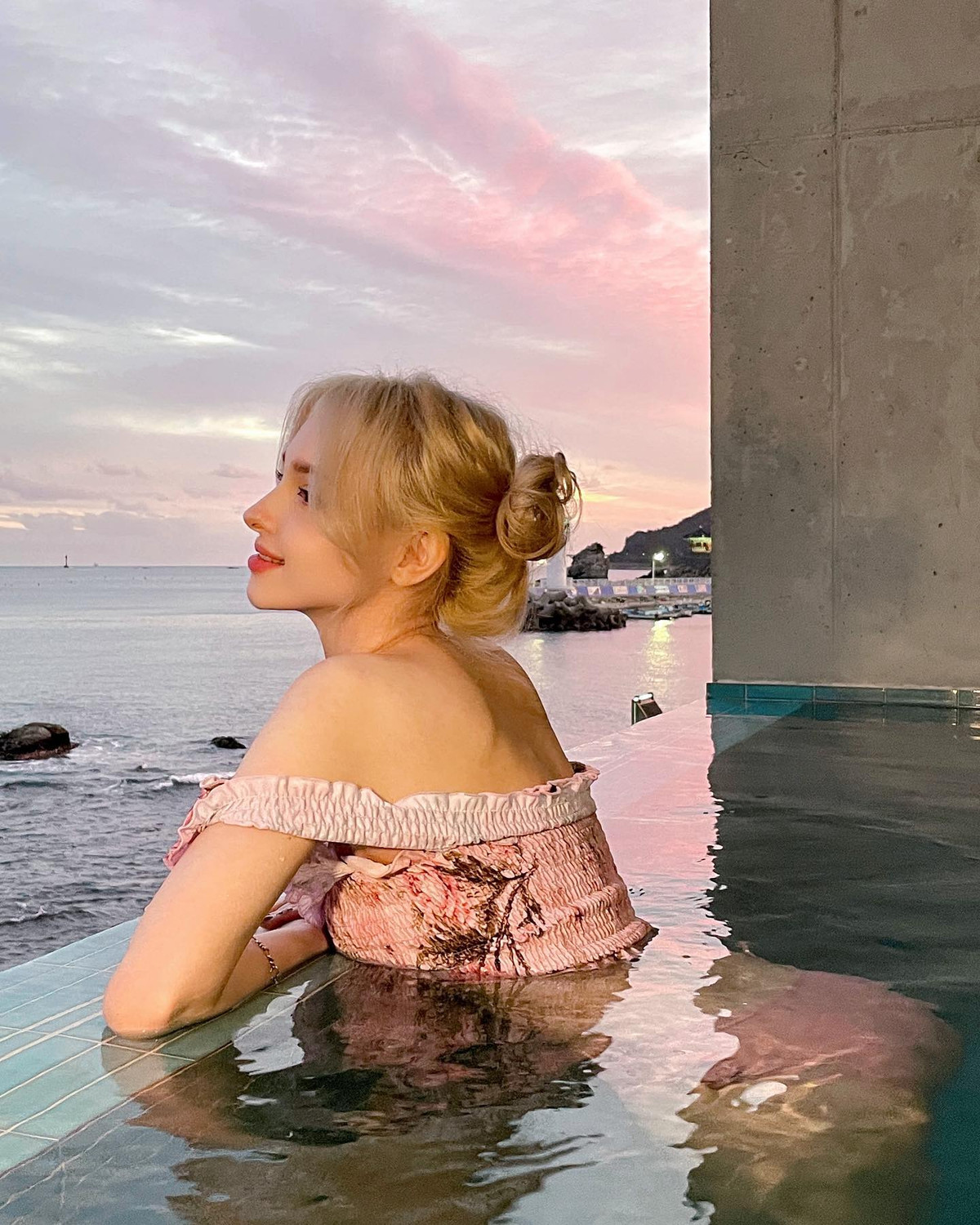 Karimova Elina nhận được các quảng cáo quần áo, mỹ phẩm hay tham gia một số chiến dịch khác.