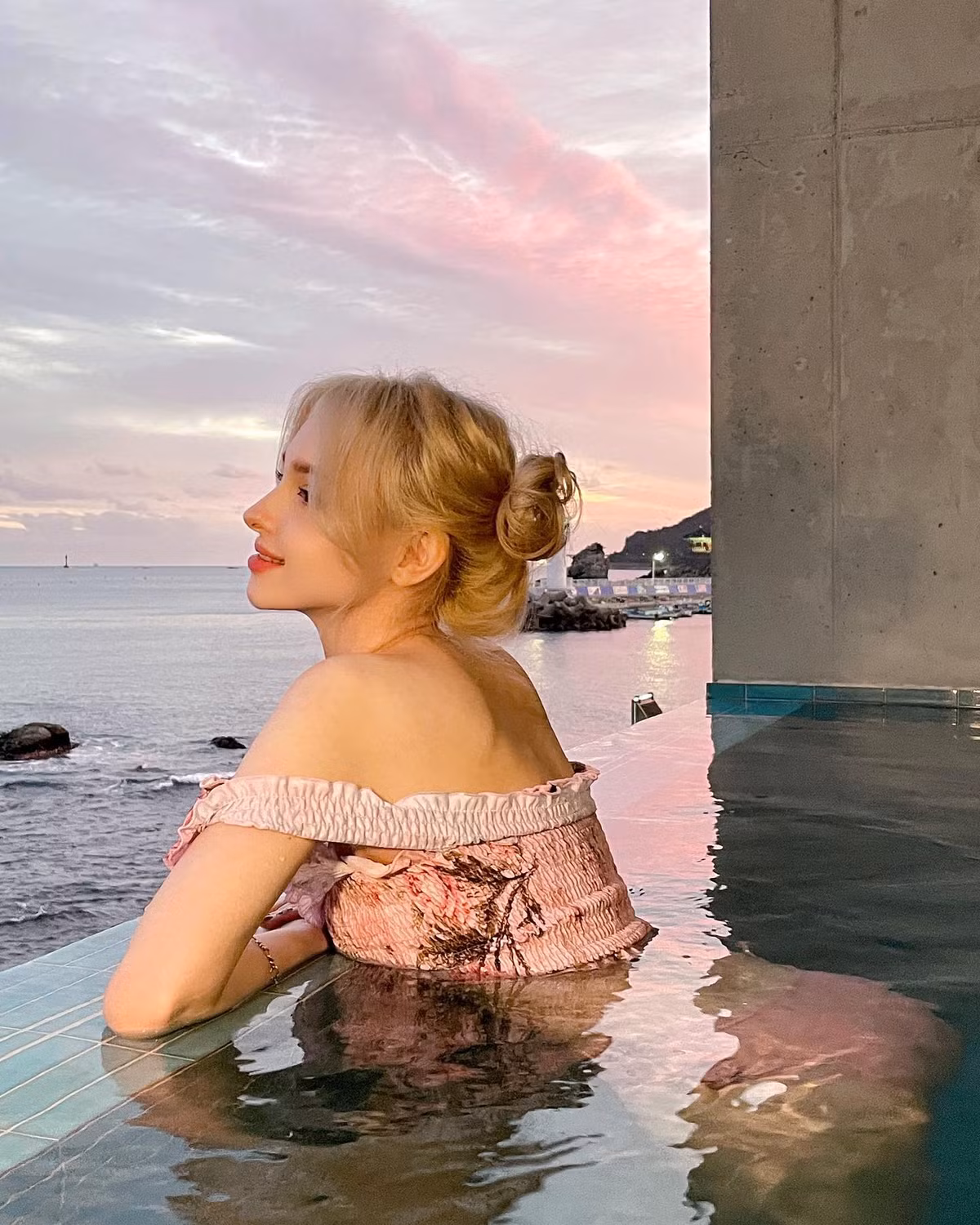 Karimova Elina nhận được các quảng cáo quần áo, mỹ phẩm hay tham gia một số chiến dịch khác.