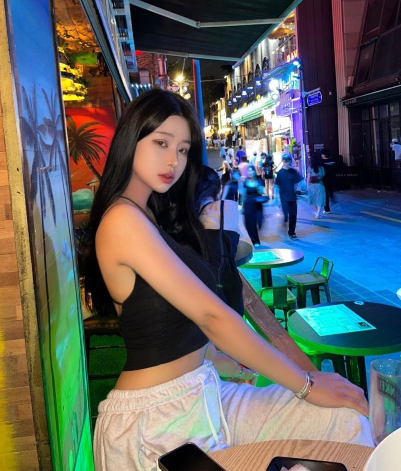 Để giữ được thân hình chuẩn chỉnh như hiện tại, Kim Jin tích cực tham gia các bộ môn thể thao kết hợp cùng chế độ ăn uống lành mạnh.