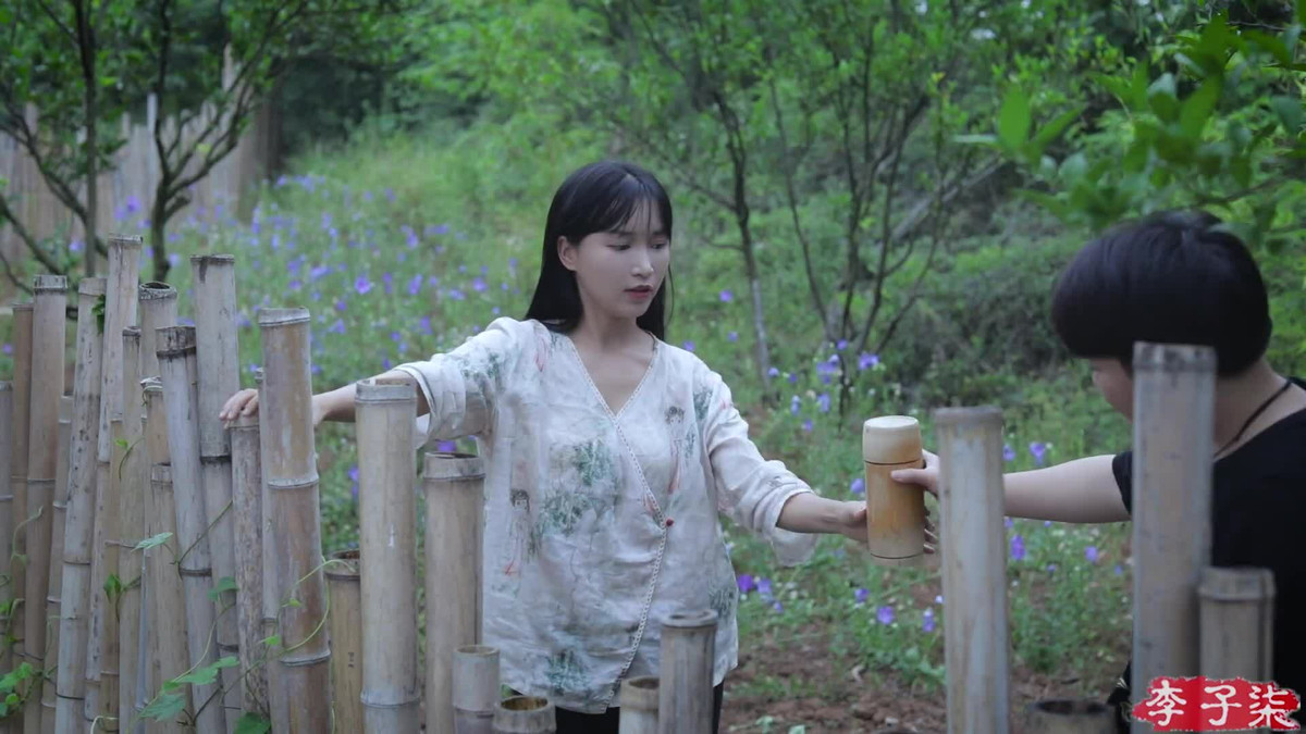 Mới đây, dư luận quan tâm đến vụ án về một công ty thực phẩm ở Nghi Tân đã bị "tiên nữ đồng quê" Tử Thất Tứ Xuyên - công ty của Lý Tử Thất kiện ra tòa với cáo buộc vi phạm thương hiệu “Lý Tử Thất” và hành vi cạnh tranh không lành mạnh trong kinh doanh.