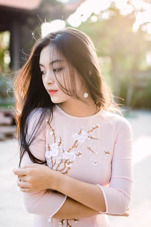 Thỉnh thoảng, Tố Anh có mặt trong một số hoạt động văn nghệ. 9X sở hữu chiều cao 1m72, cân nặng 55 kg.