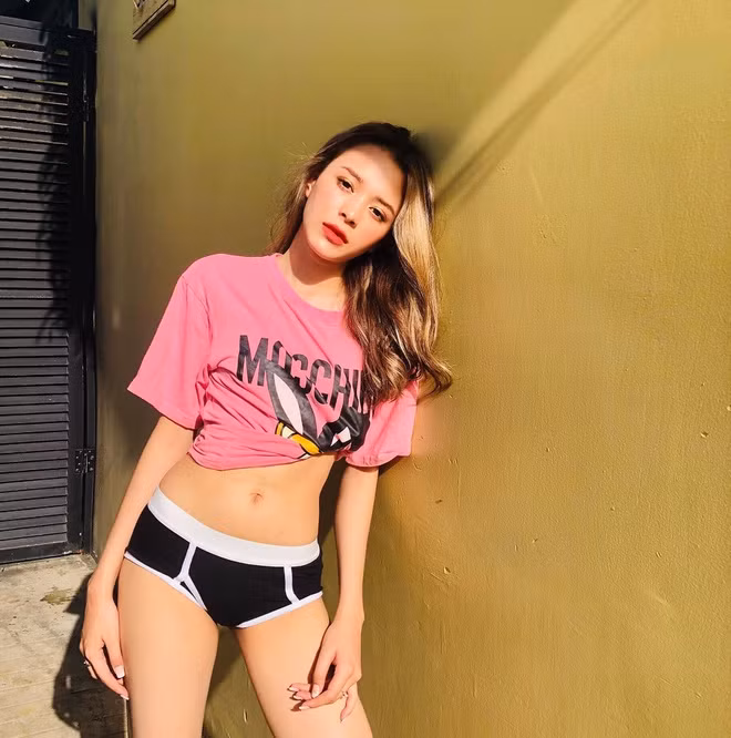 Bên cạnh việc cố gắng trau dồi về khả năng diễn xuất, Khánh Uyên còn đang theo học ngành thiết kế thời trang.