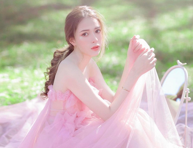 Cái tên tiếp theo được nhắc đến trong dàn hot girl Việt mới nổi trên Instagram là Tôn Nữ Khánh Uyên. Cô nàng có nickname Na Tây, sinh năm 2000, là mẫu ảnh quen mặt của nhiều cửa hàng thời trang dành cho giới trẻ.