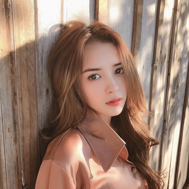 Khánh Uyên sở hữu ngoại hình xinh xắn, thân hình cân đối. Có ông ngoại là người Mỹ nên cô bạn sở hữu nhiều đặc điểm khá Tây như sống mũi thẳng, đôi mắt to và mái tóc màu nâu sáng tự nhiên.