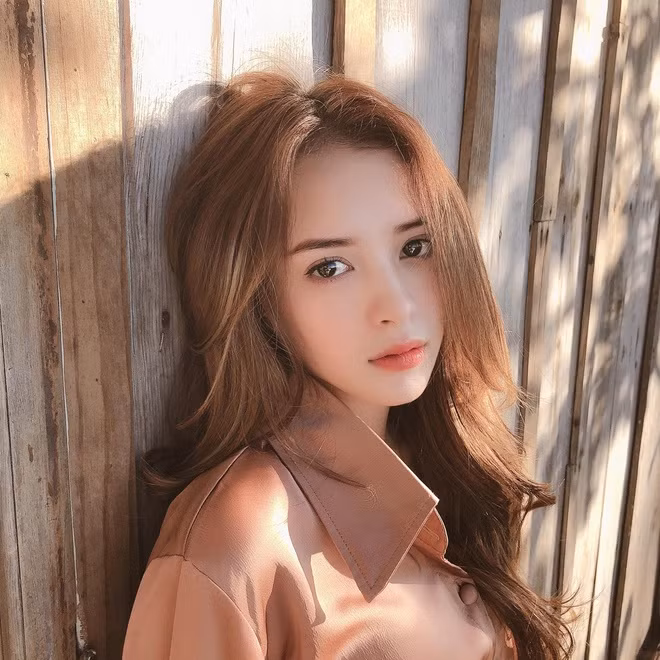 Khánh Uyên sở hữu ngoại hình xinh xắn, thân hình cân đối. Có ông ngoại là người Mỹ nên cô bạn sở hữu nhiều đặc điểm khá Tây như sống mũi thẳng, đôi mắt to và mái tóc màu nâu sáng tự nhiên.