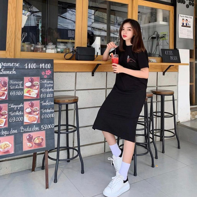 Trần Nhã Ca là hot girl Việt mới toanh trên Instagram. Cô nàng được biết đến với vai trò người mẫu ảnh, chủ cửa hàng thời trang khá có tiếng với giới trẻ Sài Thành.