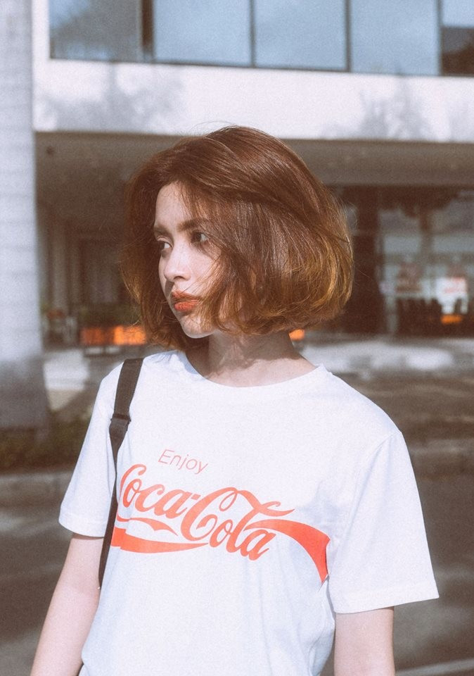 Sở hữu đôi mắt to và sâu, sóng mũi cao, thẳng, gương mặt có chút bầu bĩnh, đôi môi nhỏ xinh cùng mái tóc màu nâu sáng đã làm cho Anh Thư trông giống như cô búp bê xinh đẹp.