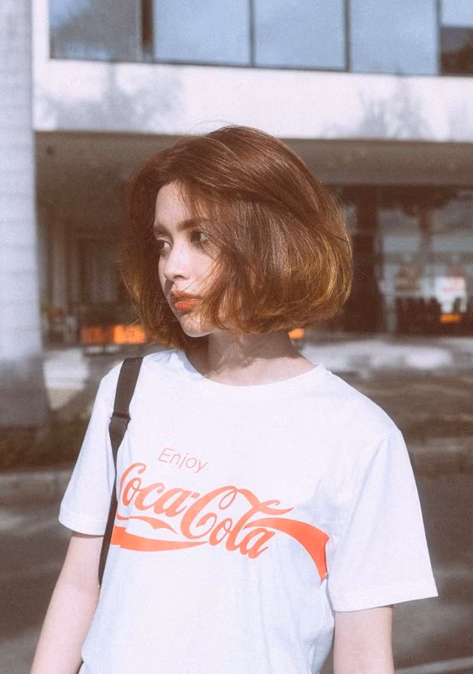 Sở hữu đôi mắt to và sâu, sóng mũi cao, thẳng, gương mặt có chút bầu bĩnh, đôi môi nhỏ xinh cùng mái tóc màu nâu sáng đã làm cho Anh Thư trông giống như cô búp bê xinh đẹp.