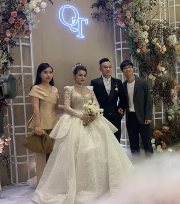 Sau khi về chung 1 nhà và có với nhau bé trai đầu lòng, Công Phượng và Viên Minh cũng rất hiếm khi chia sẻ ảnh gia đình lên mạng xã hội, trừ lần hiếm hoi thông báo mình sắp lên chức bố - mẹ.