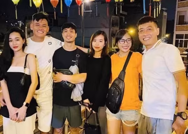 Nhiều người nói vui, thời điểm xuất hiện nhiều nhất của Viên Minh có lẽ là lúc làm đám hỏi, đám cưới. Đây có lẽ cũng được coi là đặc điểm khiến người hâm mộ thiện cảm với cô nàng hơn.