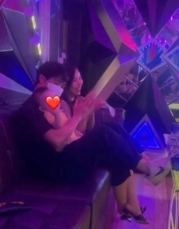 Được biết, quý tử của chân sút quê Nghệ An ra đời với cân nặng 3,3kg, có tên gọi ở nhà là Mito. Đến thời điểm hiện tại, nhóc tì này đã được hơn 18 tháng tuổi và ngoại hình, tên thật của cậu bé vẫn luôn là ẩn số.