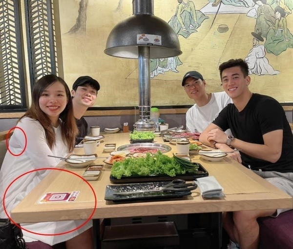 Cả Công Phượng và Viên Minh gần như không thể hiện tình cảm ở chốn đông người. Ngay cả việc tương tác với nhau trên trang cá nhân của cặp đôi này cũng cực kỳ ít ỏi.