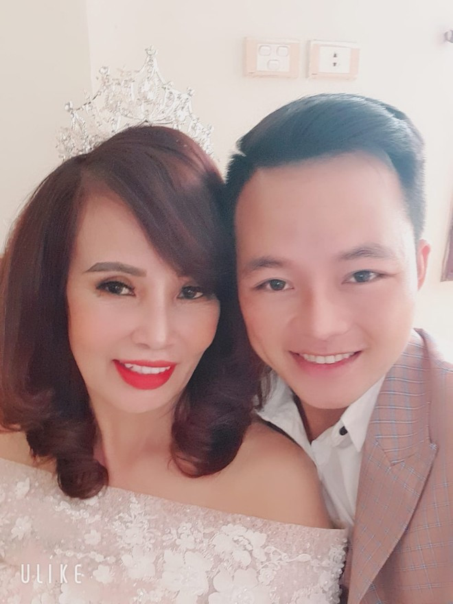 Cô Sao tâm sự, trước khi gặp Hoa Cương, cô từng bán một nửa căn nhà, đem gửi ngân hàng vài tỷ đồng, hằng tháng lấy tiền lãi để trang trải cuộc sống. Cô vốn dự định sống như vậy đến hết đời, không còn tơ tưởng chuyện tái hôn. Thế nhưng, "cơ duyên gặp gỡ chàng trai kém mình 36 tuổi khiến tôi hồi xuân, một lần nữa mơ vào hạnh phúc đôi lứa".