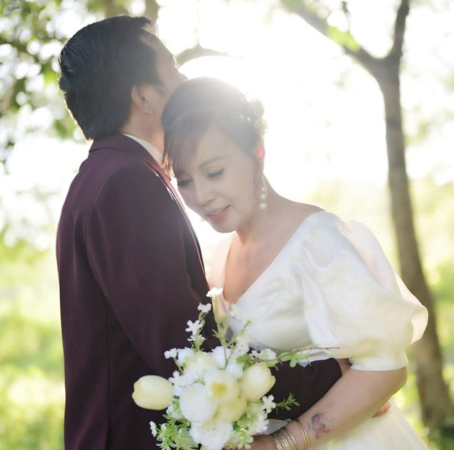 Gần 7 năm sau đám cưới “gây bão”, cô Thu Sao đã bước sang tuổi 69, còn anh Hoa Cương bước sang tuổi 33. Cặp đôi vẫn đồng hành bên nhau, dù có vô vàn tin đồn xung quanh thì họ vẫn chưa từng xuất hiện tin đồn đổ vỡ.