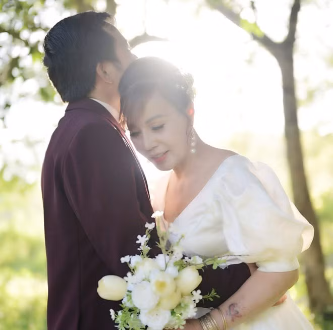 Gần 7 năm sau đám cưới “gây bão”, cô Thu Sao đã bước sang tuổi 69, còn anh Hoa Cương bước sang tuổi 33. Cặp đôi vẫn đồng hành bên nhau, dù có vô vàn tin đồn xung quanh thì họ vẫn chưa từng xuất hiện tin đồn đổ vỡ.