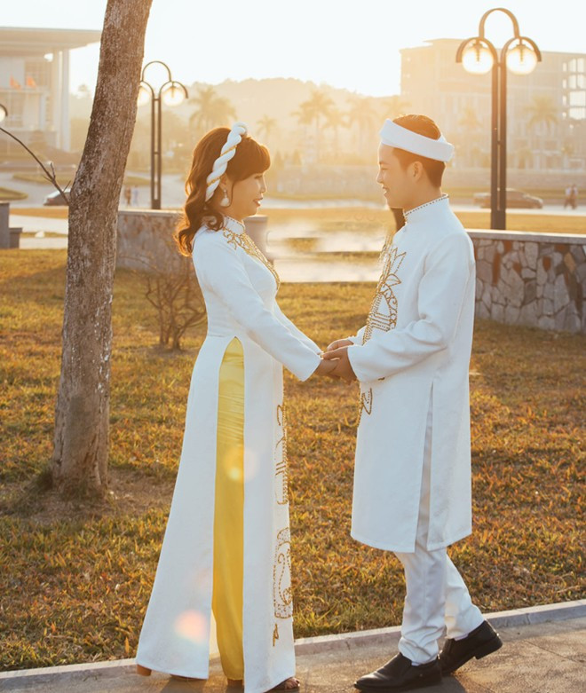 Trước đây, cô Thu Sao mở một quán gội đầu, làm đẹp. Sau khi làm vợ Hoa Cương, vợ chồng cô có thêm nghề kinh doanh, buôn bán nông sản Cao Bằng. Hằng ngày, hai vợ chồng cùng làm, cùng livestream bán hàng, đi đâu, làm gì cũng có nhau.